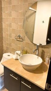 a bathroom with a sink and a mirror at Departamento con vista panorámica in Quito