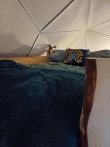 Little River Glamping客房内的一张或多张床位