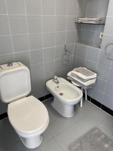 een witte badkamer met een toilet en een wastafel bij Apto Cala Real Playa Muchavista - ElCampello in Alicante