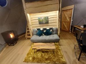 Little River Glamping的休息区
