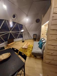 Little River Glamping的休息区