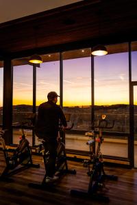 Ein Mann auf einem Fahrrad in einem Fitnessstudio mit Heimtrainern. in der Unterkunft Contemplacion Resort & Spa in Valle de Guadalupe