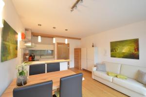 una sala de estar con un sofá y una mesa en TurrachART, en Turracher Höhe