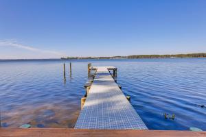 新伯尔尼New Bern Home with Direct Access to Neuse River的位于一大片水域中央的码头