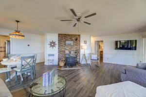 New Bern Home with Direct Access to Neuse River的电视和/或娱乐中心