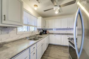 New Bern Home with Direct Access to Neuse River的厨房或小厨房