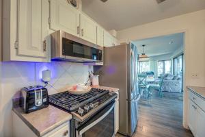 New Bern Home with Direct Access to Neuse River的厨房或小厨房