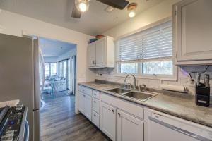 New Bern Home with Direct Access to Neuse River的厨房或小厨房