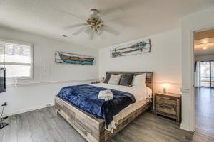 New Bern Home with Direct Access to Neuse River客房内的一张或多张床位