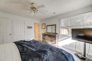 New Bern Home with Direct Access to Neuse River的电视和/或娱乐中心