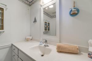 新伯尔尼New Bern Home with Direct Access to Neuse River的带水槽和镜子的白色浴室