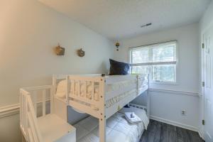 een witte kamer met een stapelbed en een raam bij New Bern Home with Direct Access to Neuse River in New Bern