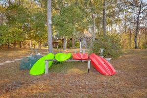 New Bern Home with Direct Access to Neuse River外面的花园