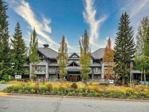 Vườn quanh The Eden Whistler - Luxury 2 BDRM Ski in / Ski out