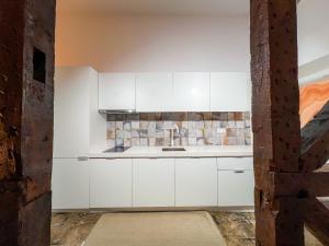uma cozinha com armários brancos e uma pia em Fullest Apartments em Lisboa mais 37 fotografias