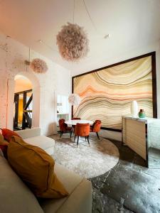 uma sala de estar com uma grande pintura na parede em Fullest Apartments em Lisboa