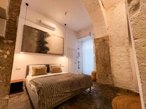 um quarto com uma cama e uma pintura na parede em Fullest Apartments em Lisboa