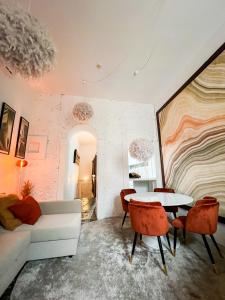 uma sala de estar com um sofá branco e uma mesa em Fullest Apartments em Lisboa