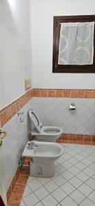 La salle de bains est pourvue de toilettes et d'un lavabo. dans l'établissement Appartamento Le Vele2, à Porto San Paolo