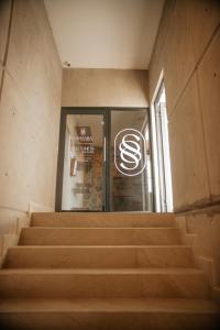 un escalier en face d'un bâtiment dans l'établissement Contemplacion Resort & Spa, à Valle de Guadalupe