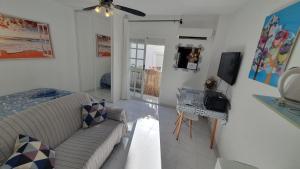 sala de estar con sofá y mesa en Apartamentos Eduardo Rico en Nerja
