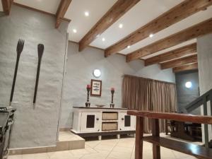 een keuken met messen en vorken aan de muur bij Howick Greendale 4 Self Catering Units Solar & Battery Back-Up in Howick