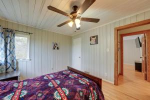 - une chambre avec un lit et un ventilateur de plafond dans l'établissement Cozy Lisle Home with Fenced Backyard Pets Welcome!, à Lisle