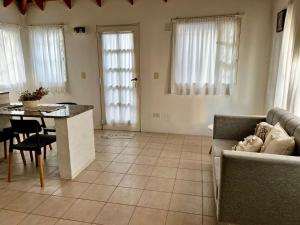 een woonkamer met een bank en een tafel bij La calma in Puerto Madryn