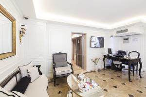 Uma área de estar em Perla Galata Hotel