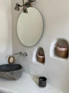 Villa Xanthos في بلاكا: حمام به مغسلتين ومرآة على الحائط