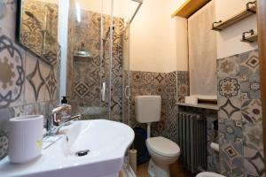 ein Bad mit einem Waschbecken, einem WC und einer Dusche in der Unterkunft Rifugio a 15min dalle piste da sci in Frabosa Sottana