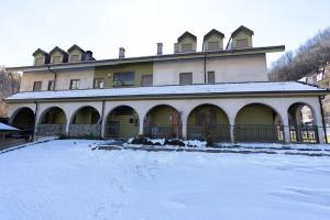ein großes Gebäude mit Schnee davor in der Unterkunft Rifugio a 15min dalle piste da sci in Frabosa Sottana