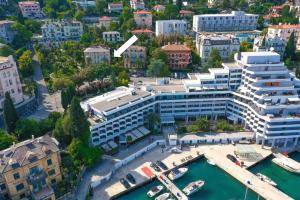 una vista aérea de un gran edificio con puerto deportivo en Apartment with patio 50m from the beach and Lungomare, en Opatija
