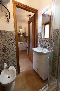 ein Bad mit einem Waschbecken und einem WC in der Unterkunft Rifugio a 15min dalle piste da sci in Frabosa Sottana
