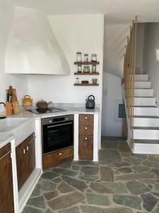 cocina con encimera y escalera en Villa Xanthos, en Plaka
