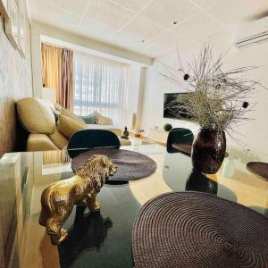 ein Wohnzimmer mit einer Hundestatue auf einem Glastisch in der Unterkunft Premium Aparthotel-PortAventura, FerrariLand,tren in Reus