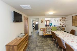 une pièce avec une table et des chaises et une salle à manger dans l'établissement Къща за гости Перуника, à Sapareva Banya