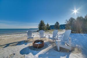 Evergreen ShoresにあるSt Ignace Cottage with Deck and Beach on Lake Huron!の海岸の椅子