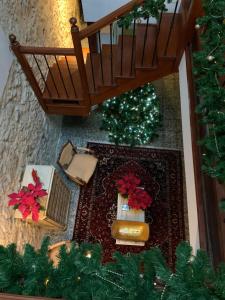 a christmas room with a christmas tree and a staircase at Casa Doranda Vegueta in Las Palmas de Gran Canaria