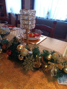 einen Tisch mit Weihnachtsdekoration auf einem Tisch in der Unterkunft Villa Barone in Selva di Fasano