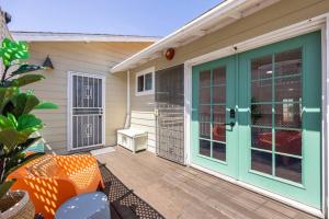 um alpendre com uma porta verde numa casa em Emerald Guest House em San Diego