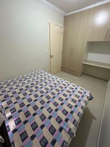 Katil atau katil-katil dalam bilik di Apartamento summer, ótima localização