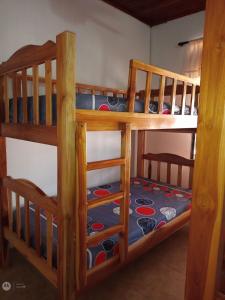 - deux lits superposés dans une chambre dans l'établissement Casa Ana, à Santiago