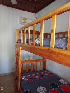 Cette chambre comprend 2 lits superposés et un tapis. dans l'établissement Casa Ana, à Santiago