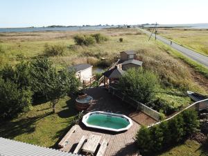 Bazén v ubytování Seaside Retreat with Hot tub,Sauna, Pool & BBQ nebo v jeho okolí