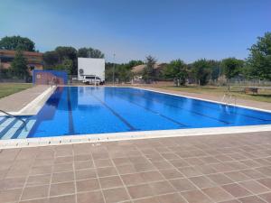 ein großer Pool mit blauem Wasser in der Unterkunft Casa en Parque Natural del Montseny. in Santa María de Palautordera