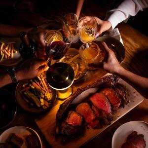 un grupo de personas sentadas alrededor de una mesa con copas de vino en Contemplacion Resort & Spa en Valle de Guadalupe