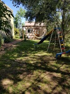 un parque infantil con un tobogán en un patio en El Sosiego Posada de Campo en Colón