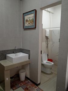 uma casa de banho com um lavatório e um WC em Casa de Robles Tanay Rizal em Tanay