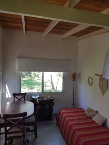 1 dormitorio con cama, escritorio y ventana en El Sosiego Posada de Campo en Colón